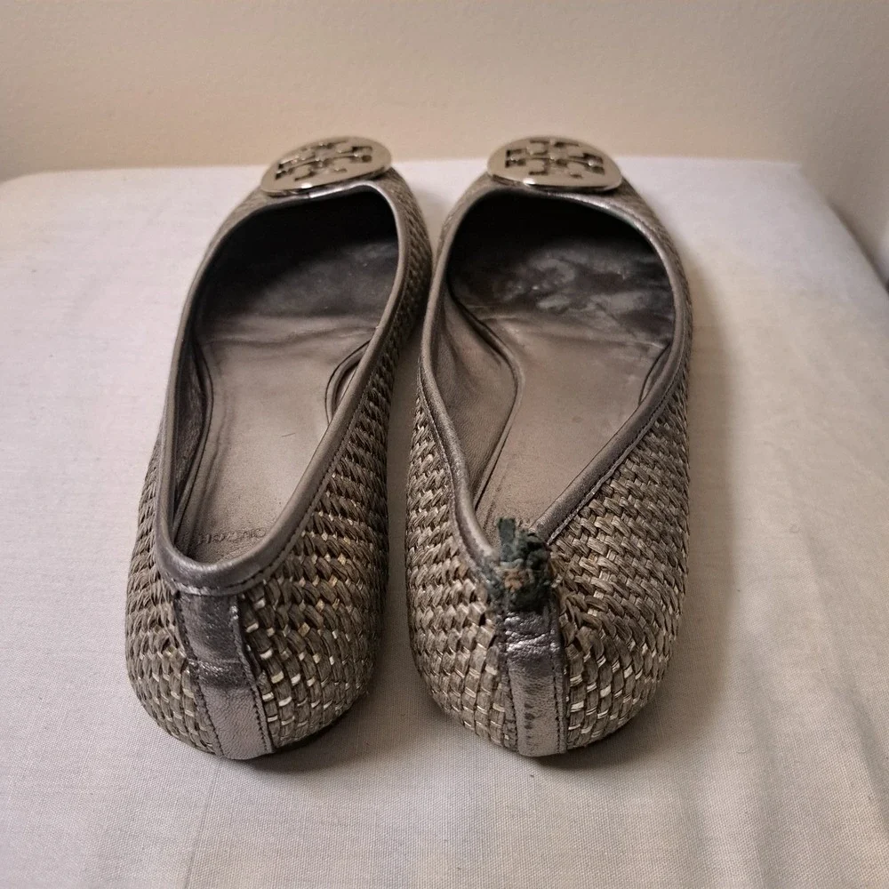 Tory Burch Reva Ballet Flats‎ Woven Metallic Pewter Silver Logo Medallion Shoes